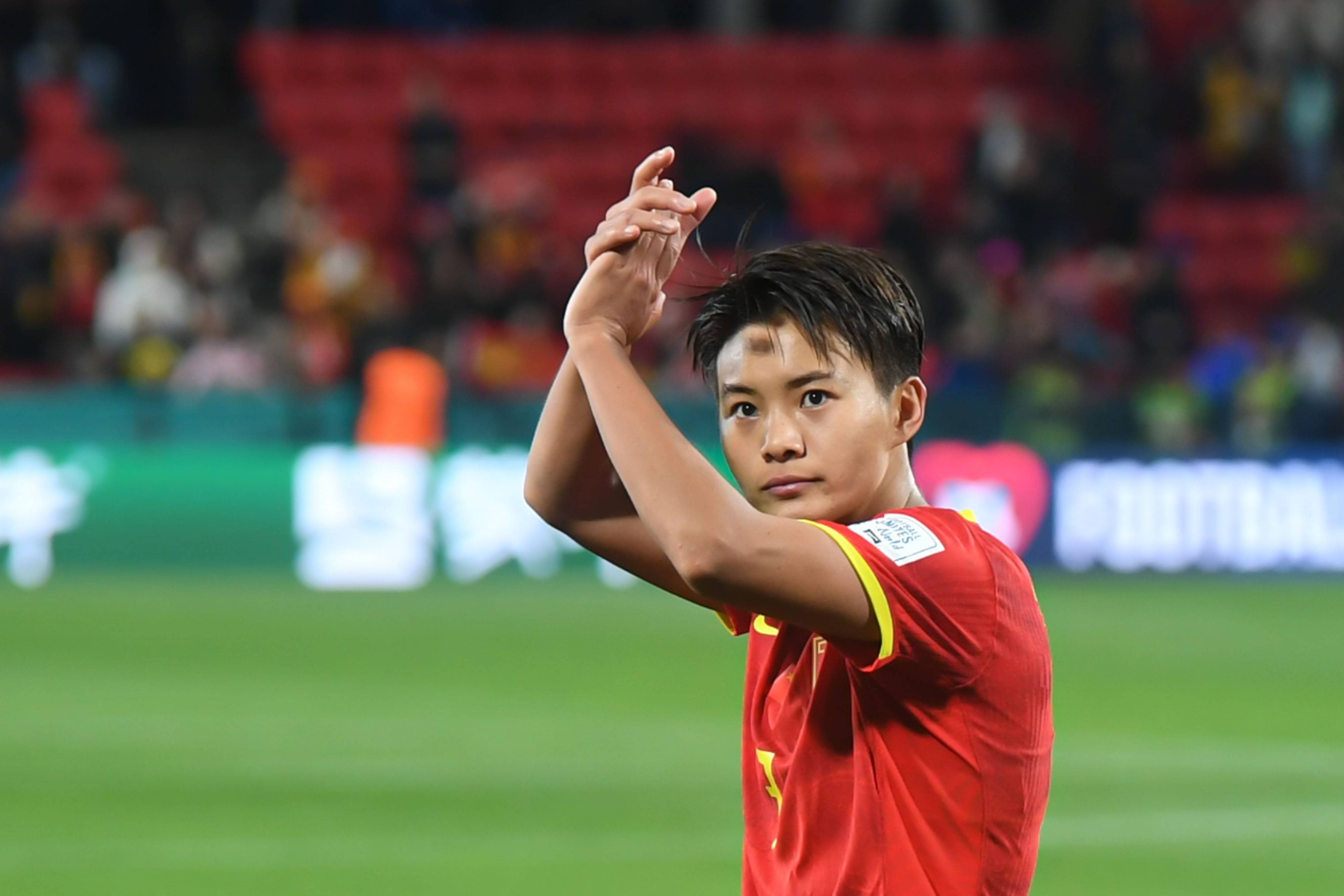 中国女足队员在国际比赛中展现出色表现