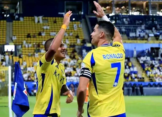 波兰明星球员闪耀赛场，带领球队晋级